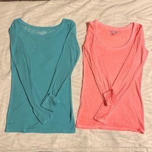 *Set of 2* Like New American Eagle Women’s long sleeve shirts, Size XS